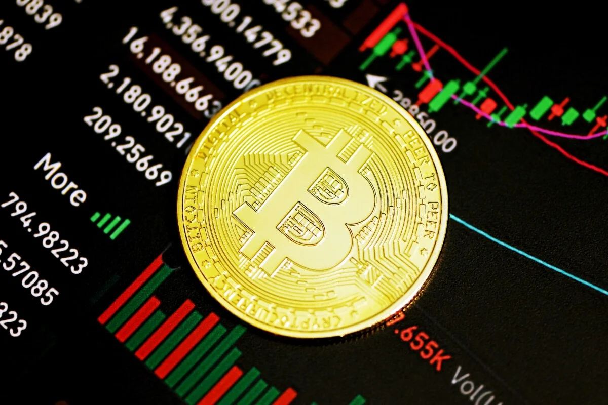 Bitcoin cae por primera vez en meses a raíz de los ataques de Israel e Irán