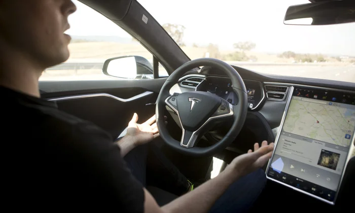Tesla enfrenta nuevas críticas por su Autopilot