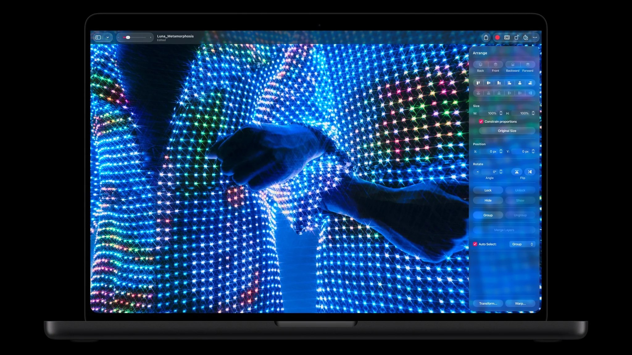 MacBook Pro con pantalla PROLED XDR y Touch: una mano dibuja sobre la pantalla táctil en Pixelmator Pro, foto oficial de Apple