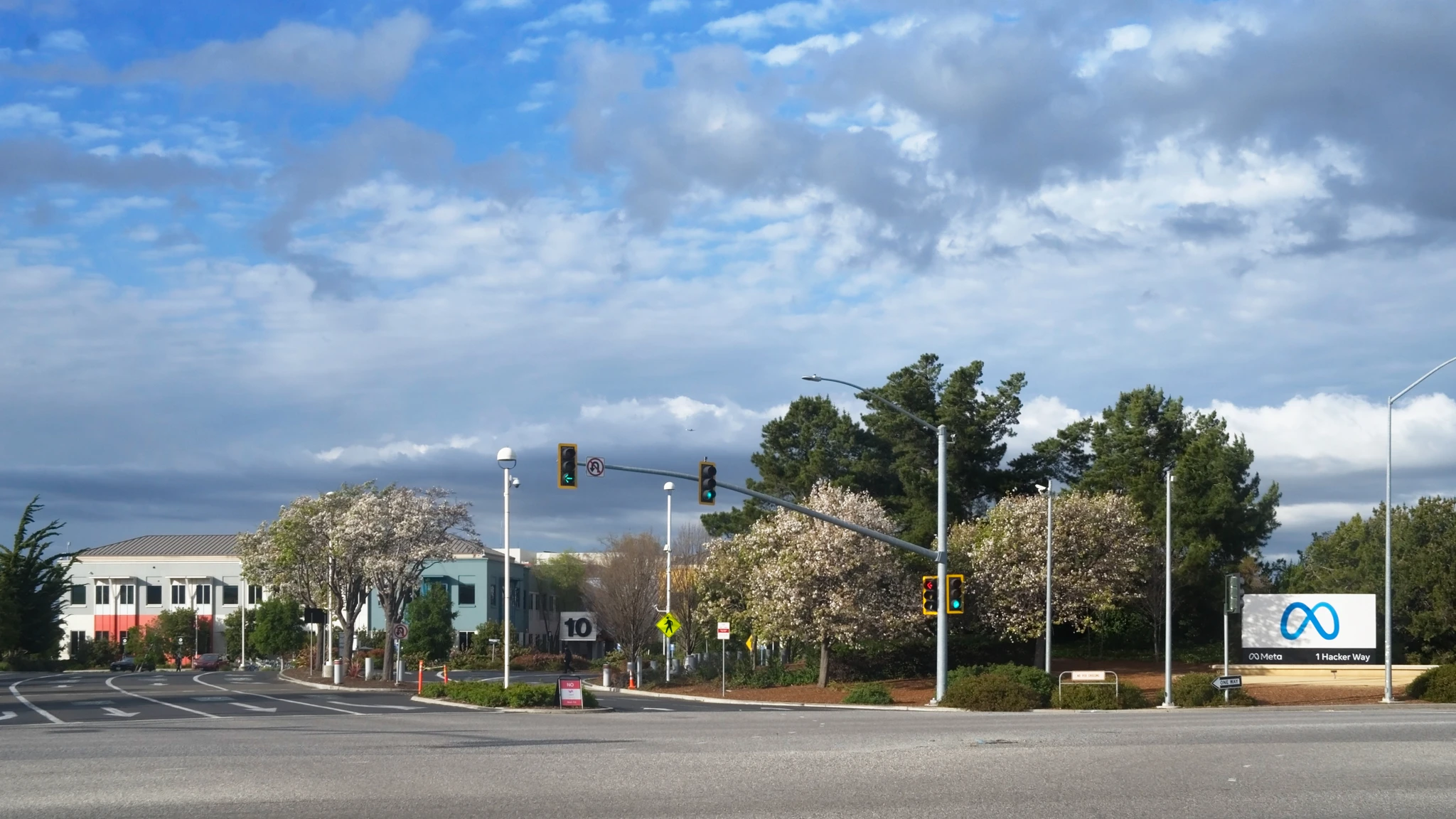 Sede de Meta en Menlo Park, California, con el letrero del logo en la entrada
